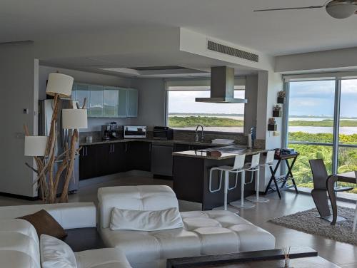 Peninsula Luxury Apartments with ocean front and espectacular views - no pets - Tap to explore photos