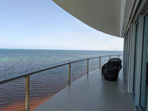 Peninsula Luxury Apartments with ocean front and espectacular views - no pets, Канкун (фото 6)