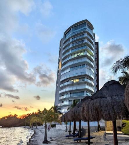 Peninsula Luxury Apartments with ocean front and espectacular views - no pets, Канкун (фото 3)