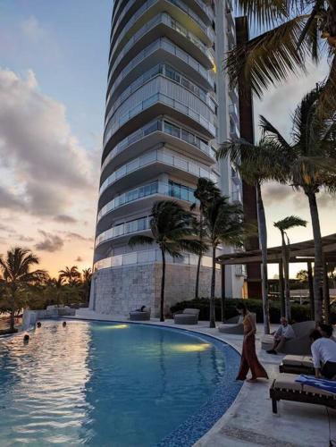 Peninsula Luxury Apartments with ocean front and espectacular views - no pets, Канкун (фото 4)