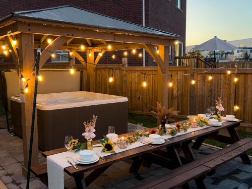 Oshawa Family Haven - Luxury 7BR Villa with Cozy Fireplaces & Hot Tub