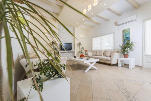 Nissos Thira - main image