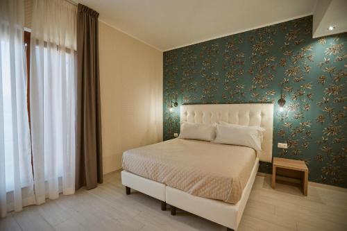 Deluxe Double or Twin Room with Balcony image 5