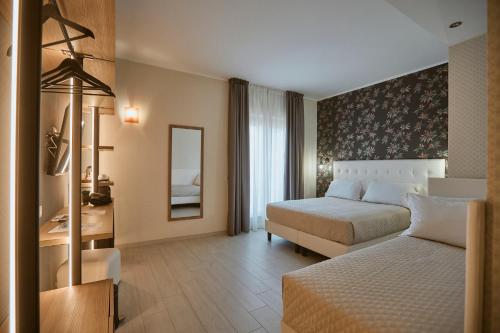 Deluxe Triple Room image 3