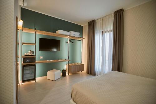 Deluxe Double or Twin Room with Balcony image 4
