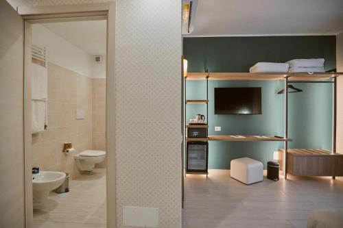 Deluxe Double or Twin Room with Balcony image 3