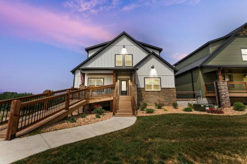 Hook Wine and Sinker- Sleeps 21 lodge