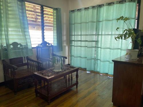 Maria Kulafu Kubo House 1 BIG BEDROOM with Wifi