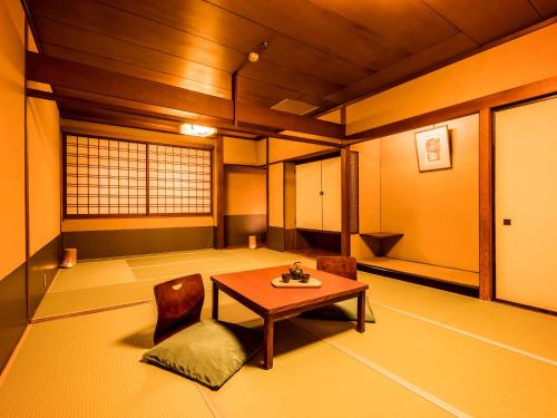 Standard Japanese-Style Family Room with Bathroom and City View