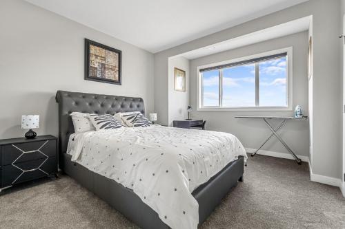 Sunny Walk-out Unit, Free HiSpeed Wi-Fi and Parking, Near Grocery, Calgary
