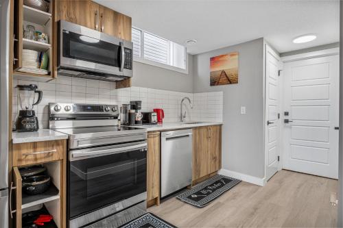 Sunny Walk-out Unit, Free HiSpeed Wi-Fi and Parking, Near Grocery