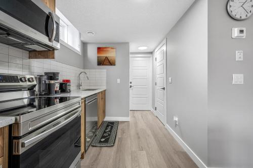 Sunny Walk-out Unit, Free HiSpeed Wi-Fi and Parking, Near Grocery