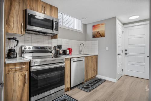 Sunny Walk-out Unit, Free HiSpeed Wi-Fi and Parking, Near Grocery