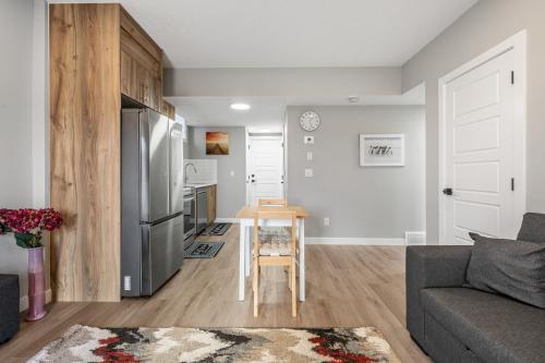 Sunny Walk-out Unit, Free HiSpeed Wi-Fi and Parking, Near Grocery