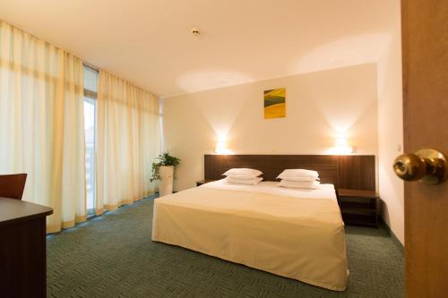 Madara Park Hotel - image 9
