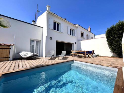 Superbe villa avec piscine à 10 min du centre - Location, gîte - La Rochelle