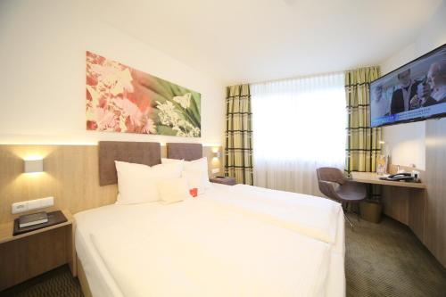 1 queen bed, 1 twin bed