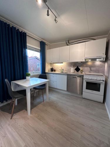 кухня, Fin sentral leilighet i Lakselv! in Лаксельв