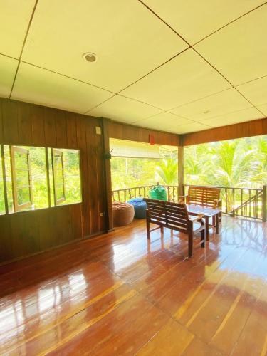 Ban Choeng Kao in Klong Hin Bay