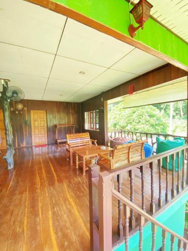 Ban Choeng Kao in Klong Hin Bay