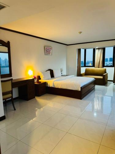 Omni Tower Sukhumvit Nana by Direct Rooms