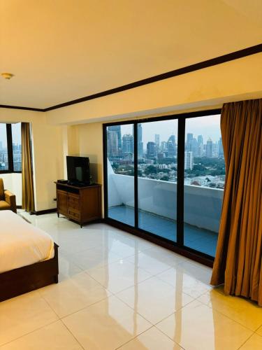 Omni Tower Sukhumvit Nana by Direct Rooms