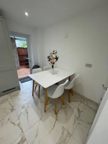 Lovely Two Bedroom House in Central Kidlington in Nyugat-Kidlington