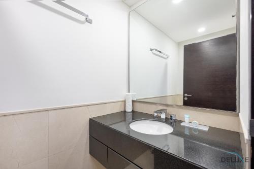 Marina Canal Views 2BR Unit Next to Marina Mall, The Address Residences, Dubai Marina by Deluxe Holiday Homes, Dubaï (photo 10)