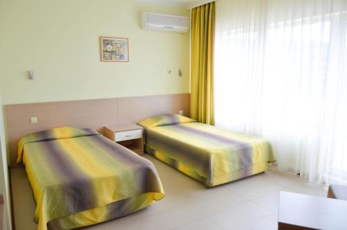 1 double bed, 2 twin beds