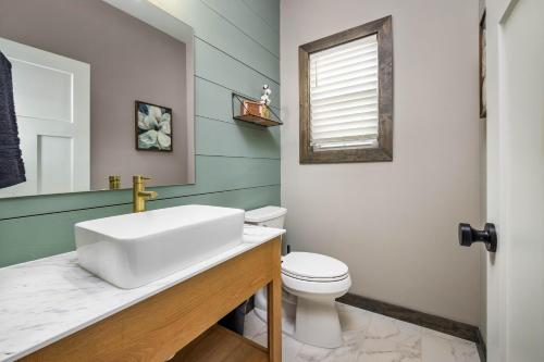BRAND NEW! Outstanding Luxury Lakefront Lodge with Free Amenities - image 5