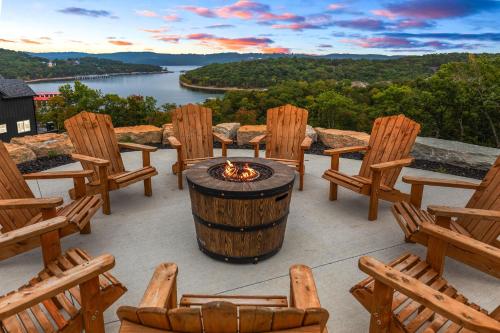 BRAND NEW! Outstanding Luxury Lakefront Lodge with Free Amenities - image 4