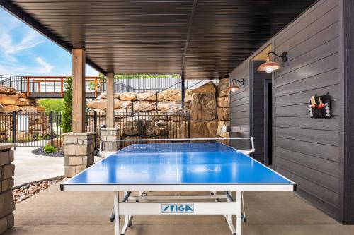 BRAND NEW! Outstanding Luxury Lakefront Lodge with Free Amenities - image 11
