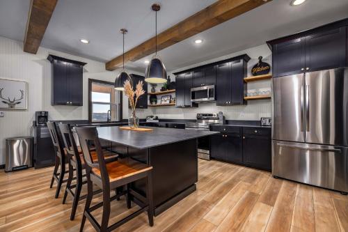 Gorgeous Lakefront Lodge with Free canoes kayaks pickleball volleyball and much more! - image 2