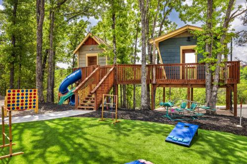 Gorgeous Lakefront Lodge with Free canoes kayaks pickleball volleyball and much more! - image 11