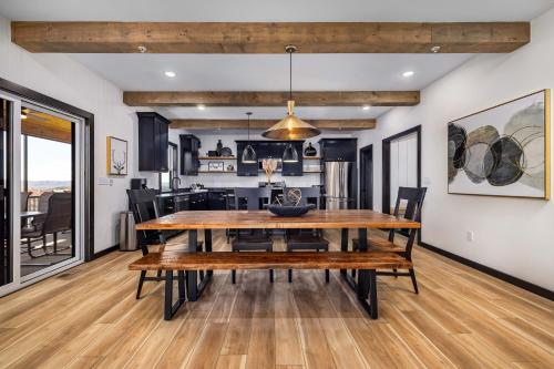Gorgeous Lakefront Lodge with Free canoes kayaks pickleball volleyball and much more! - image 5