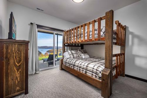 Gorgeous Lakefront Lodge with Free canoes kayaks pickleball volleyball and much more! - image 6