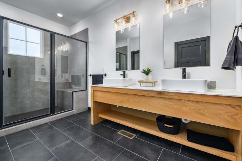 Modern Lakefront Lodge with Pool & over 30 Free amenities! - main image