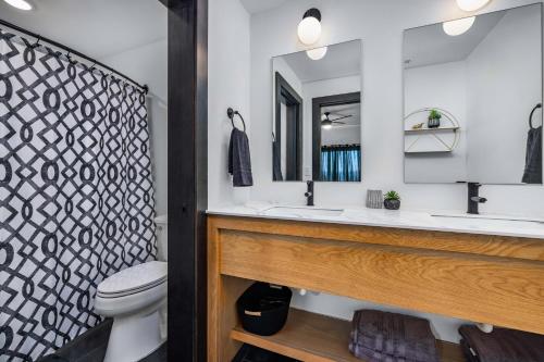 Modern Lakefront Lodge with Pool & over 30 Free amenities! - image 10