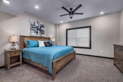 Modern Lakefront Lodge with Pool & over 30 Free amenities! - image 5