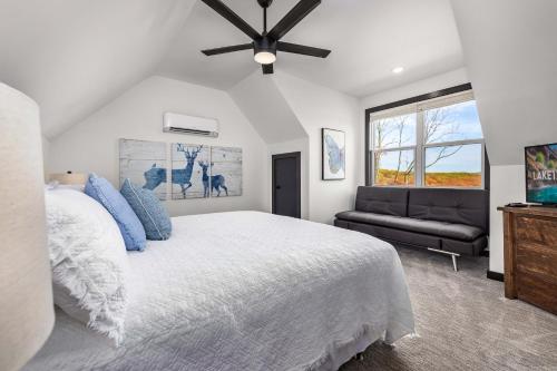 Modern Lakefront Lodge with Pool & over 30 Free amenities! - image 14