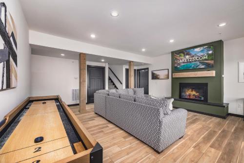 Modern Lakefront Lodge with Pool & over 30 Free amenities! - image 13