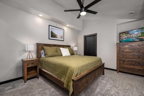 Modern Lakefront Lodge with Pool & over 30 Free amenities! - image 6