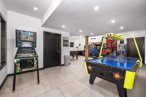 Modern Lakefront Lodge with Pool & over 30 Free amenities!