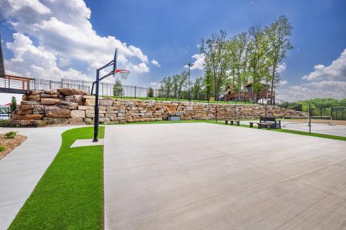 Modern Lakefront Lodge with Pool & over 30 Free amenities!