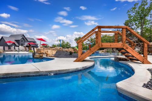 Modern Lakefront Lodge with Pool & over 30 Free amenities!