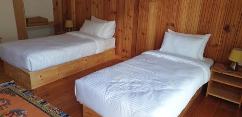 Standard Twin Room with Mountain View image 2