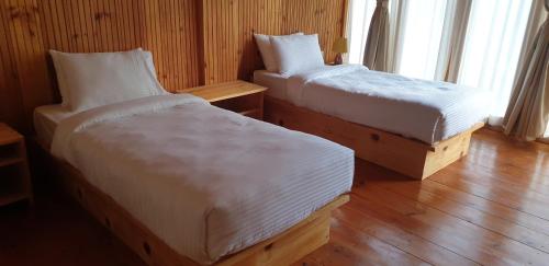 Standard Twin Room with Mountain View image 3
