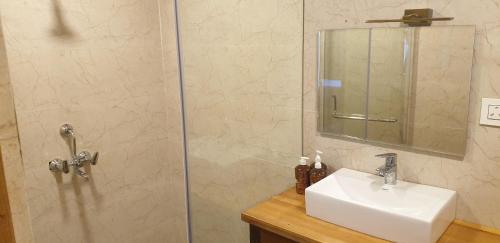 Standard Twin Room with Mountain View image 4