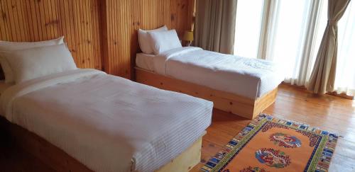 Standard Twin Room with Mountain View image 5