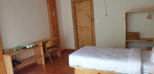 Standard Twin Room with Mountain View image 1